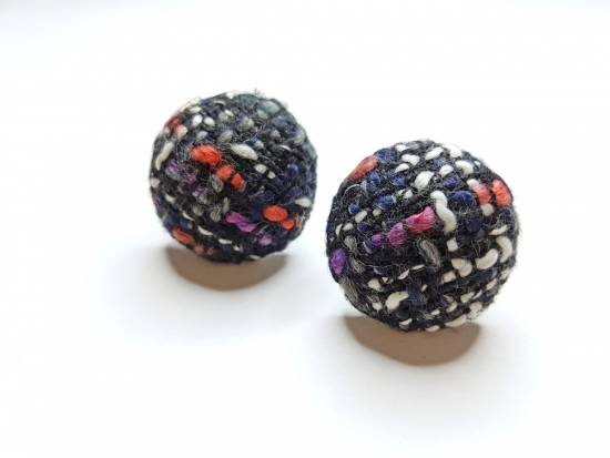 Preview: Mega Stoff Knopf Ohrstecker Button schwarz rot